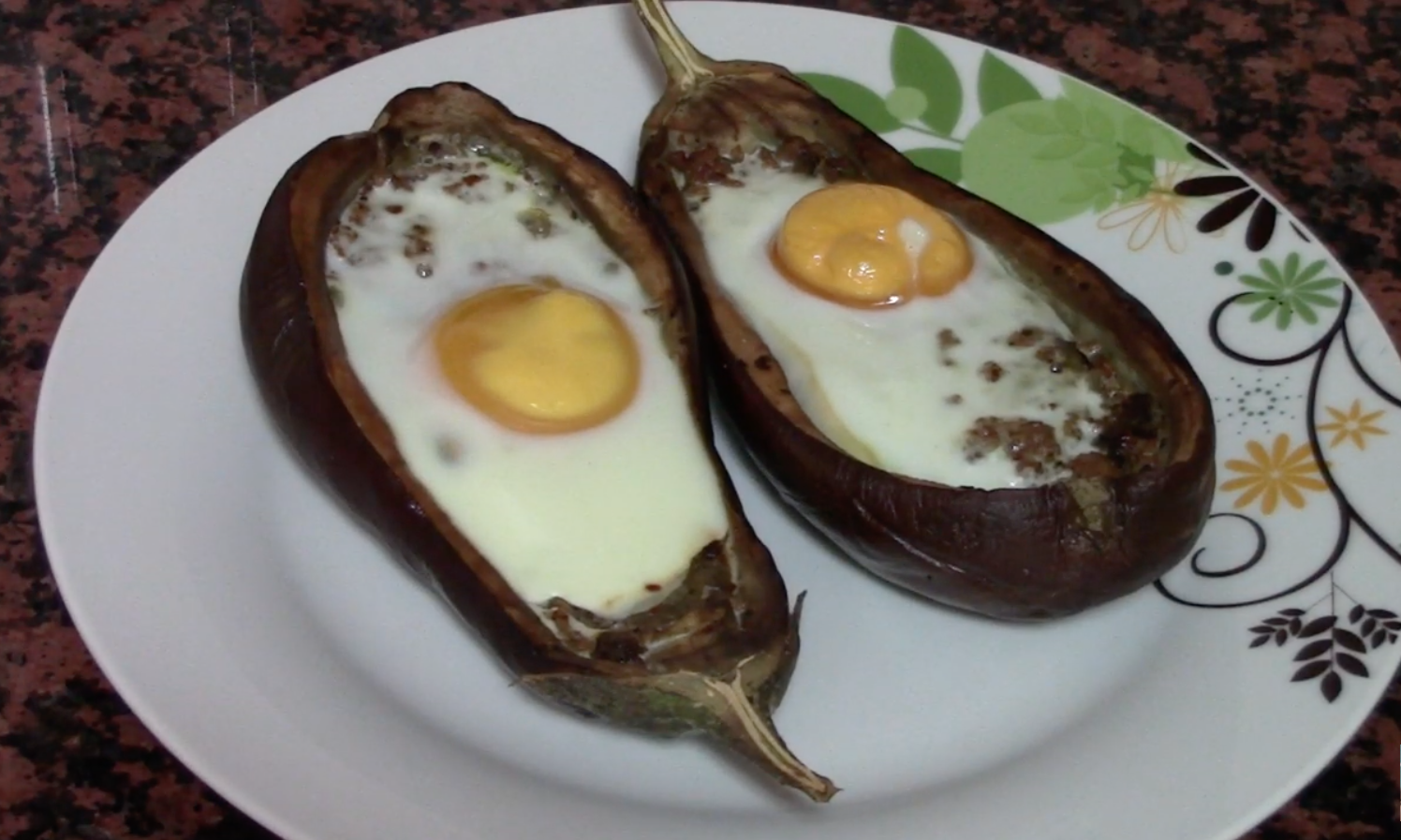 BERENJENA RELLENA CON HUEVO Y CARNE